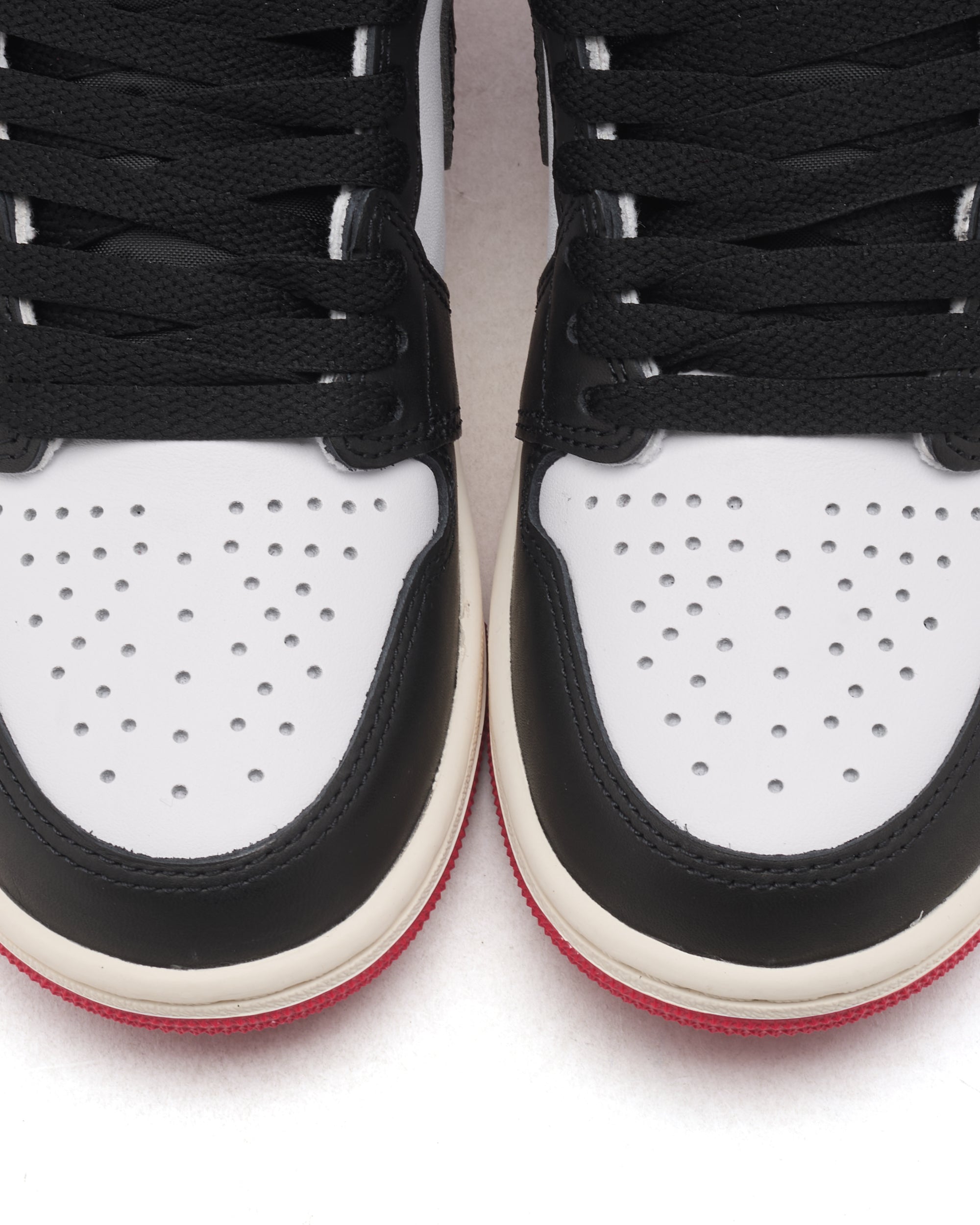 Sneakers Air Jordan 1 Retro High OG "Black Toe" - DZ5485-106