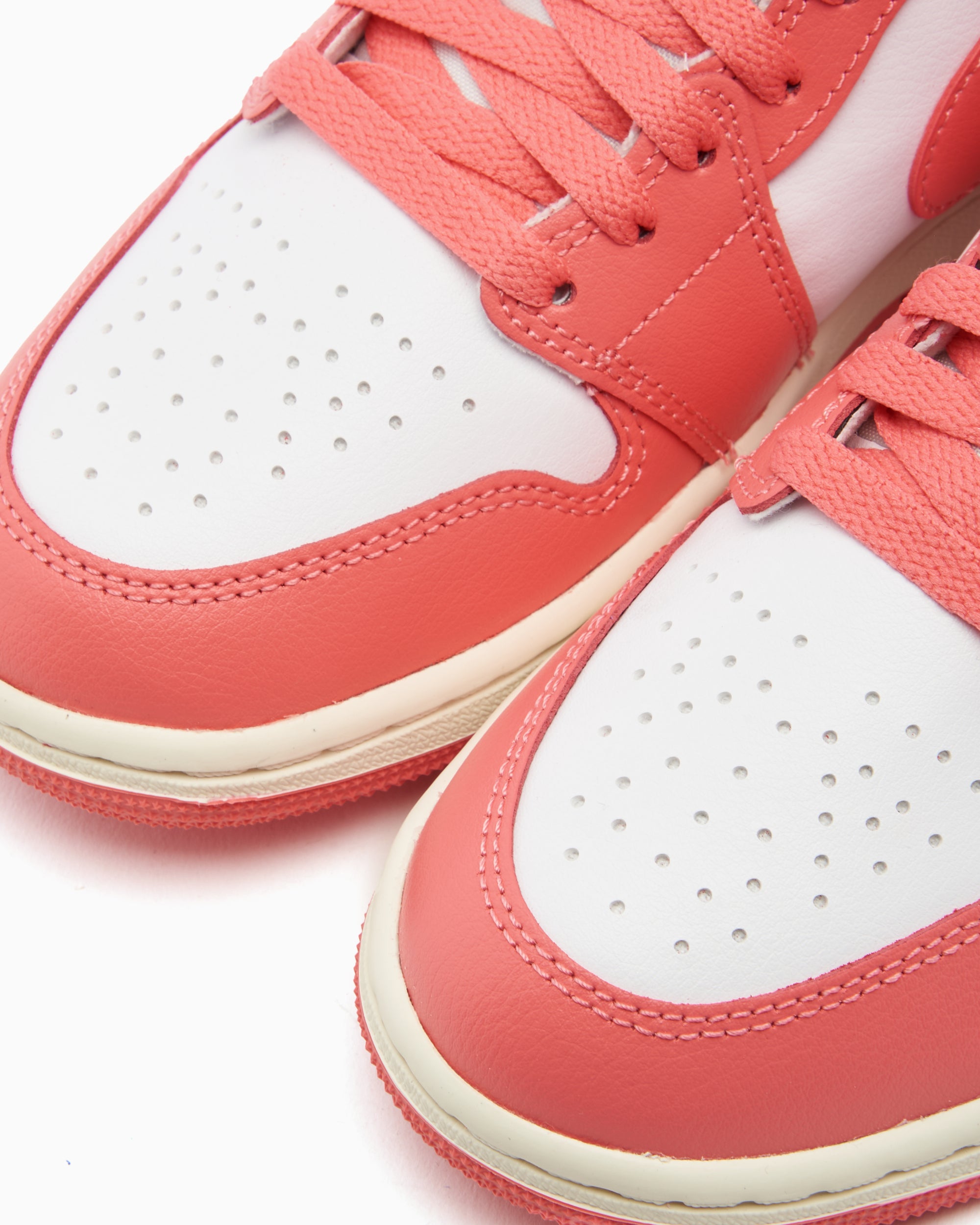 Sneakers Air Jordan Women's 1 Mid "Strawberries & Cream" - BQ6472-186