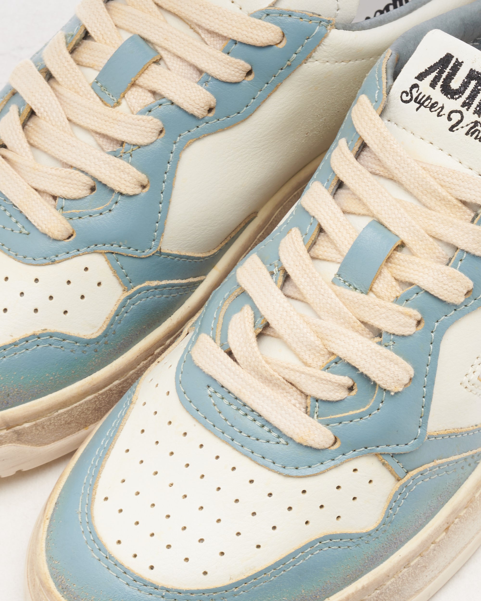 Sneakers Autry Women's Medalist Low Super Vintage Leather - AVLWSV48