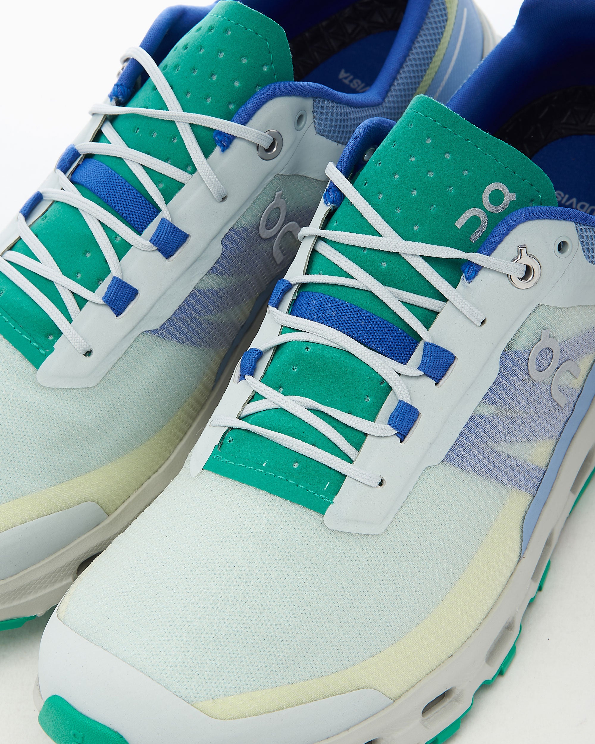 Sneakers On Cloudvista - 64.98273