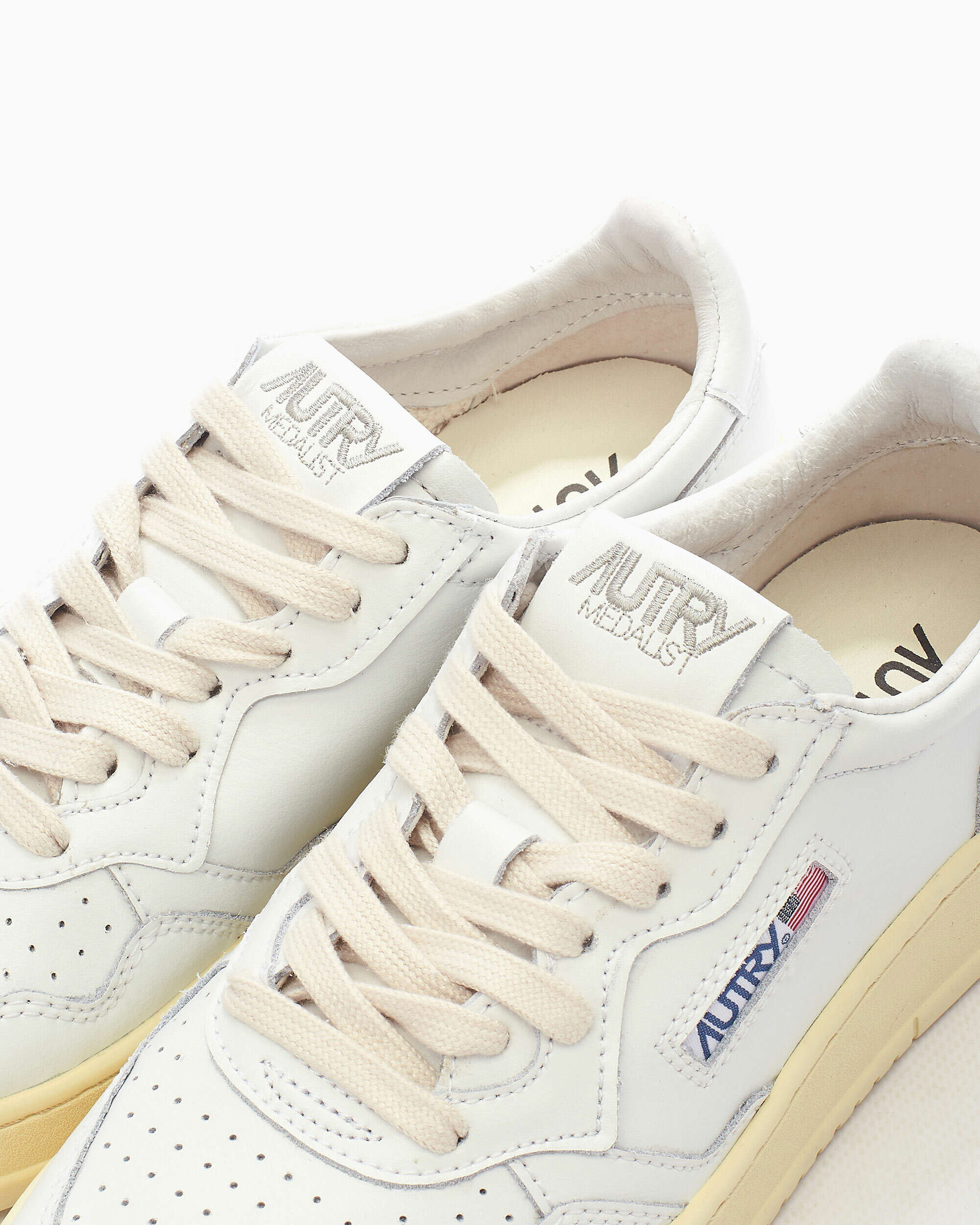 Sneakers Autry Women's Medalist Low Leather - AULWLL15